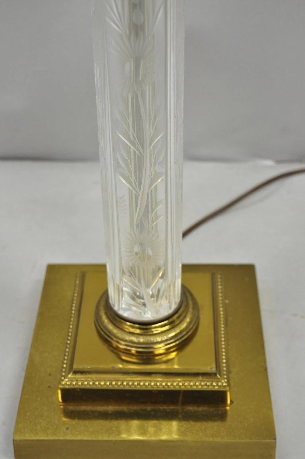 Lámpara de pie de lectura de estilo neoclásico vintage con columna de cristal grabado floral y latón en venta 3