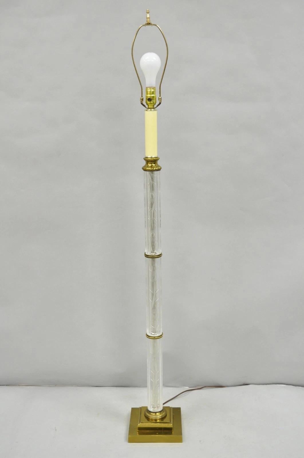 Lámpara de pie de lectura de estilo neoclásico vintage con columna de cristal grabado floral y latón en venta 4