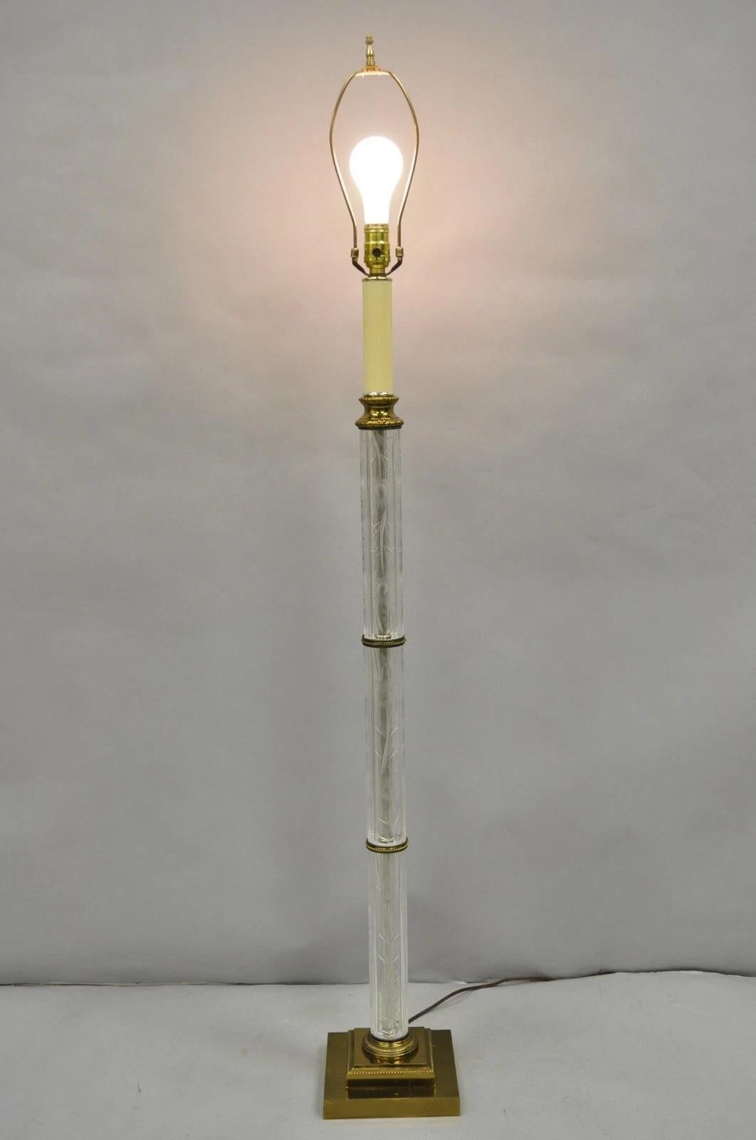 Lámpara de pie de lectura de latón con columna de cristal grabado y flores de estilo neoclásico vintage. Finales del siglo XX. Medidas: 57,5