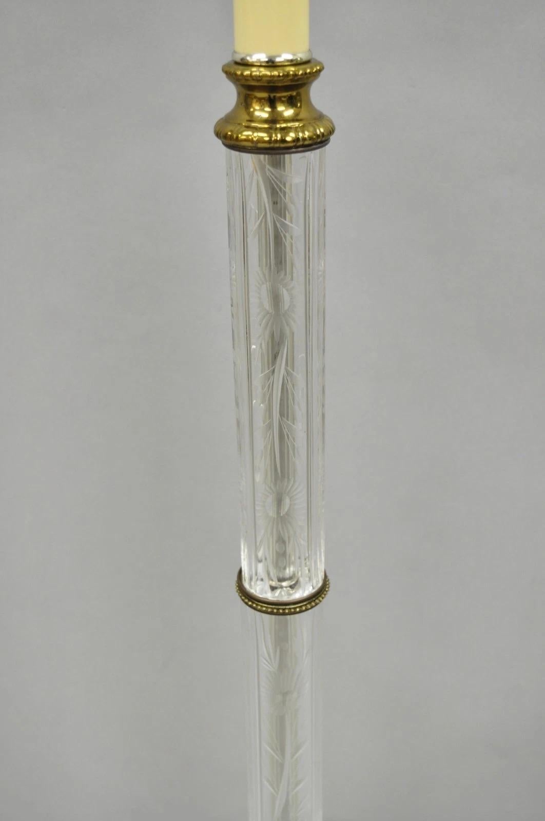 Lámpara de pie de lectura de estilo neoclásico vintage con columna de cristal grabado floral y latón Neoclásico en venta