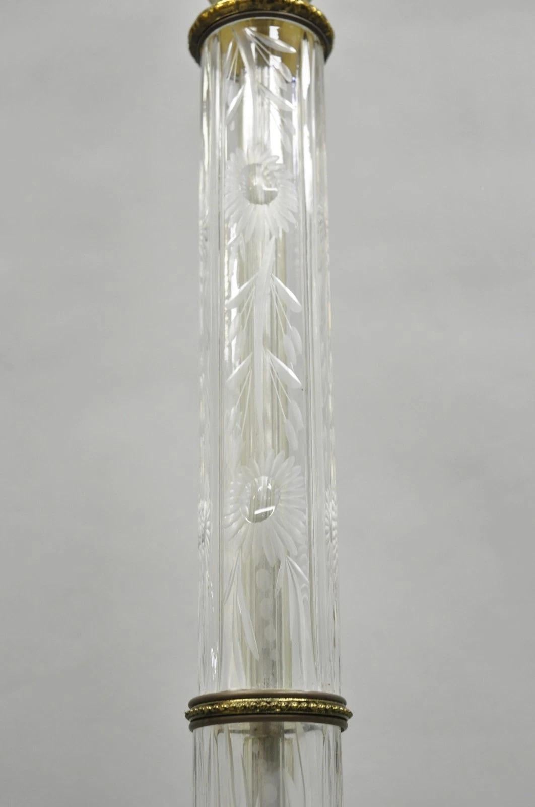 Lámpara de pie de lectura de estilo neoclásico vintage con columna de cristal grabado floral y latón Desconocido en venta
