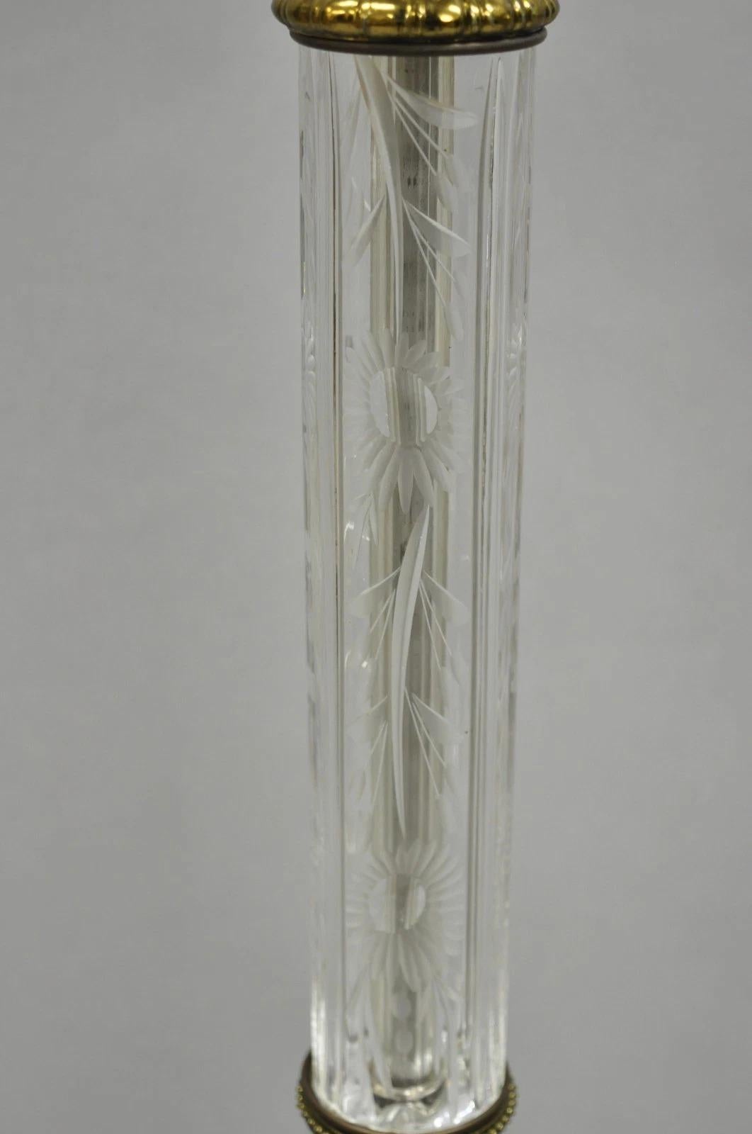 Lámpara de pie de lectura de estilo neoclásico vintage con columna de cristal grabado floral y latón en Bueno estado para la venta en Philadelphia, PA