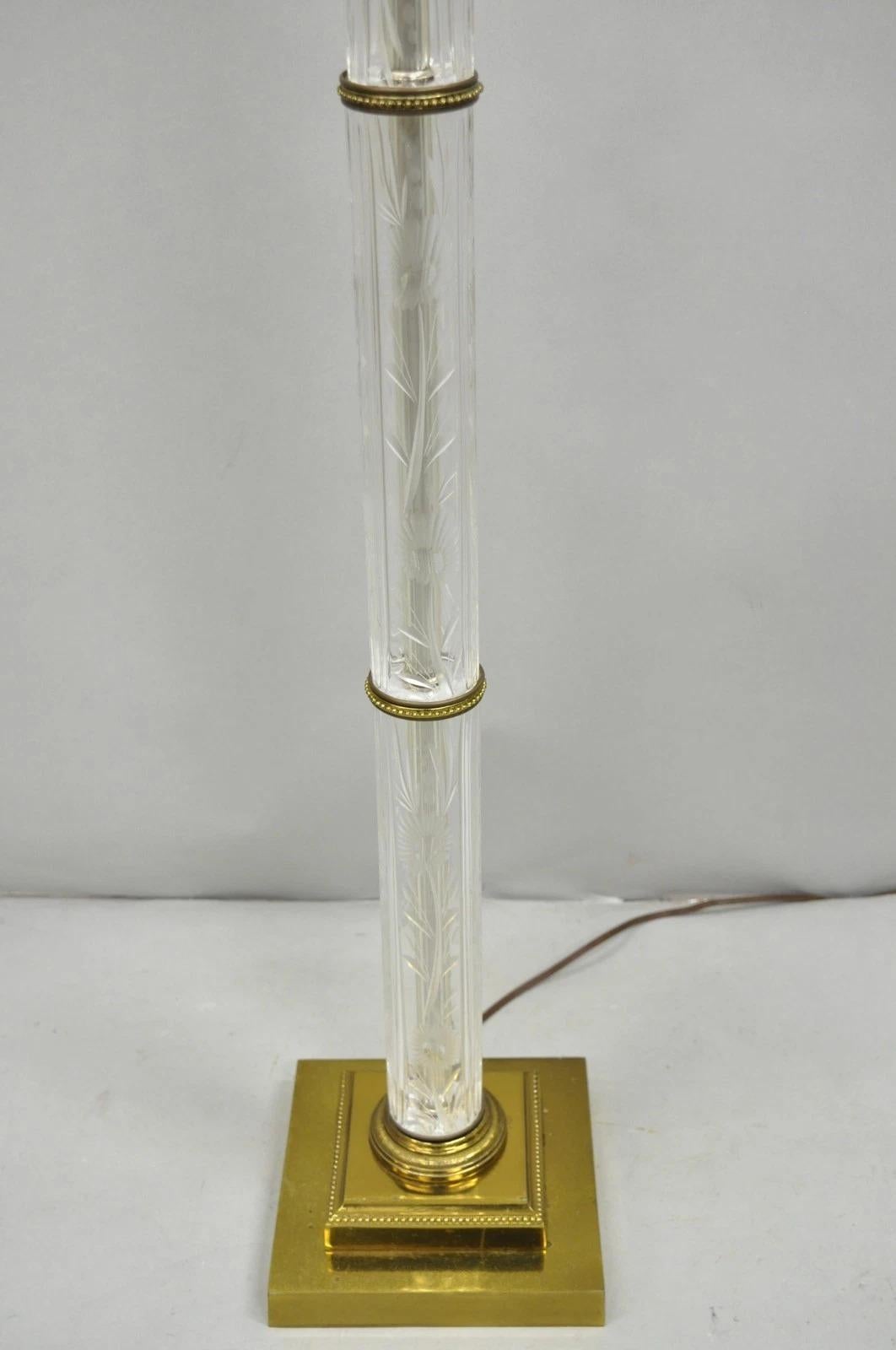 Lámpara de pie de lectura de estilo neoclásico vintage con columna de cristal grabado floral y latón siglo XX en venta