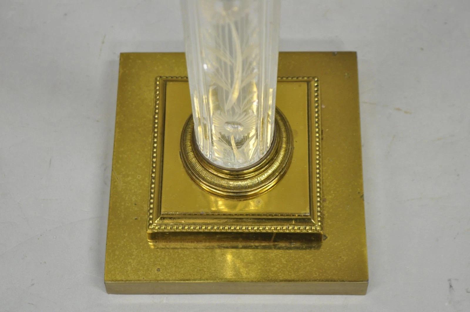 Lámpara de pie de lectura de estilo neoclásico vintage con columna de cristal grabado floral y latón Latón en venta