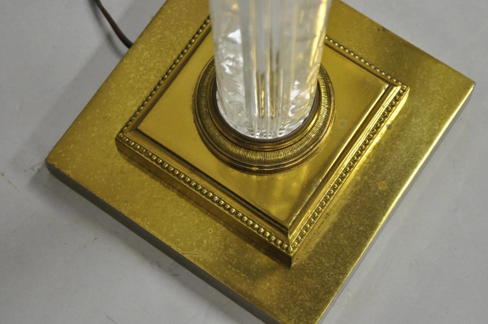 Lámpara de pie de lectura de estilo neoclásico vintage con columna de cristal grabado floral y latón en venta 1