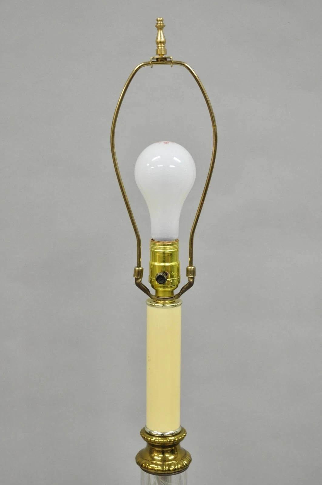 Lámpara de pie de lectura de estilo neoclásico vintage con columna de cristal grabado floral y latón en venta 2