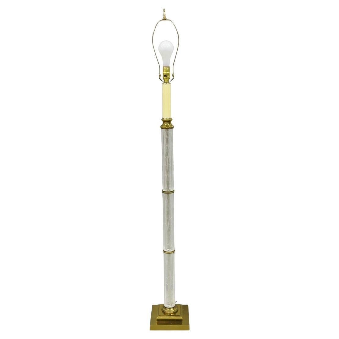 Lámpara de pie de lectura de estilo neoclásico vintage con columna de cristal grabado floral y latón en venta