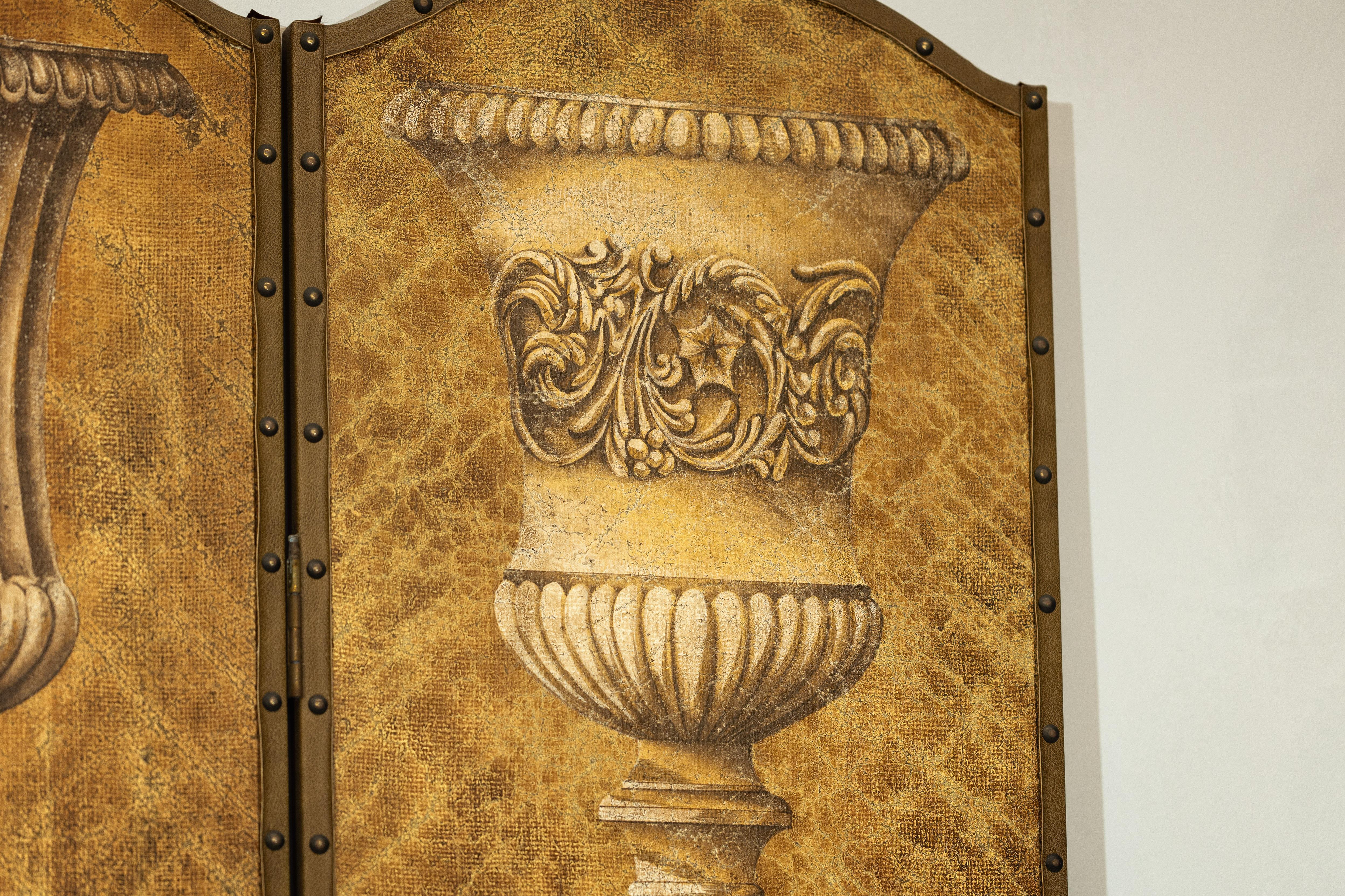 Divisorio a schermo pieghevole in stile neoclassico con motivi architettonici in vendita 2