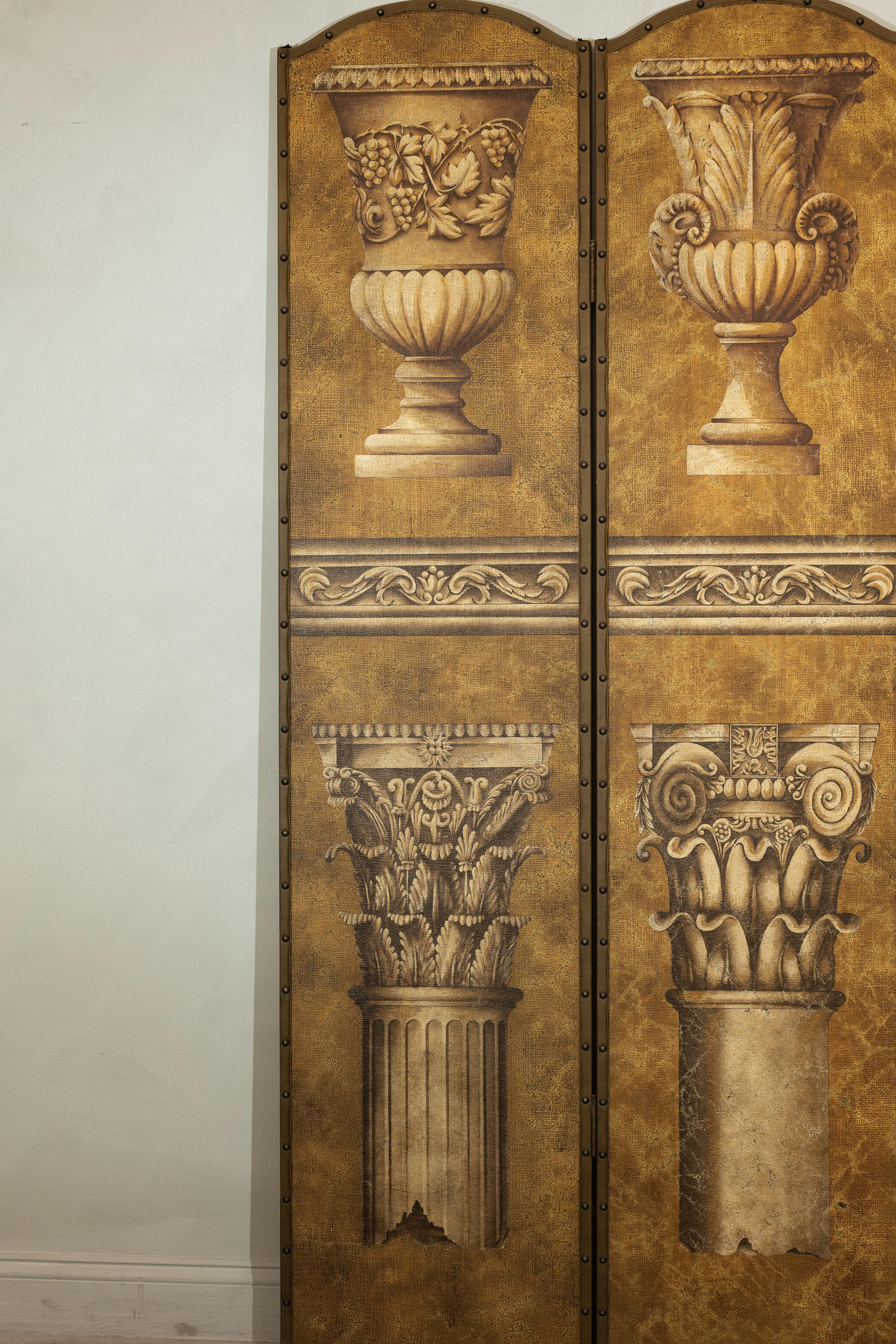 Divisorio a schermo pieghevole in stile neoclassico con motivi architettonici in vendita 4