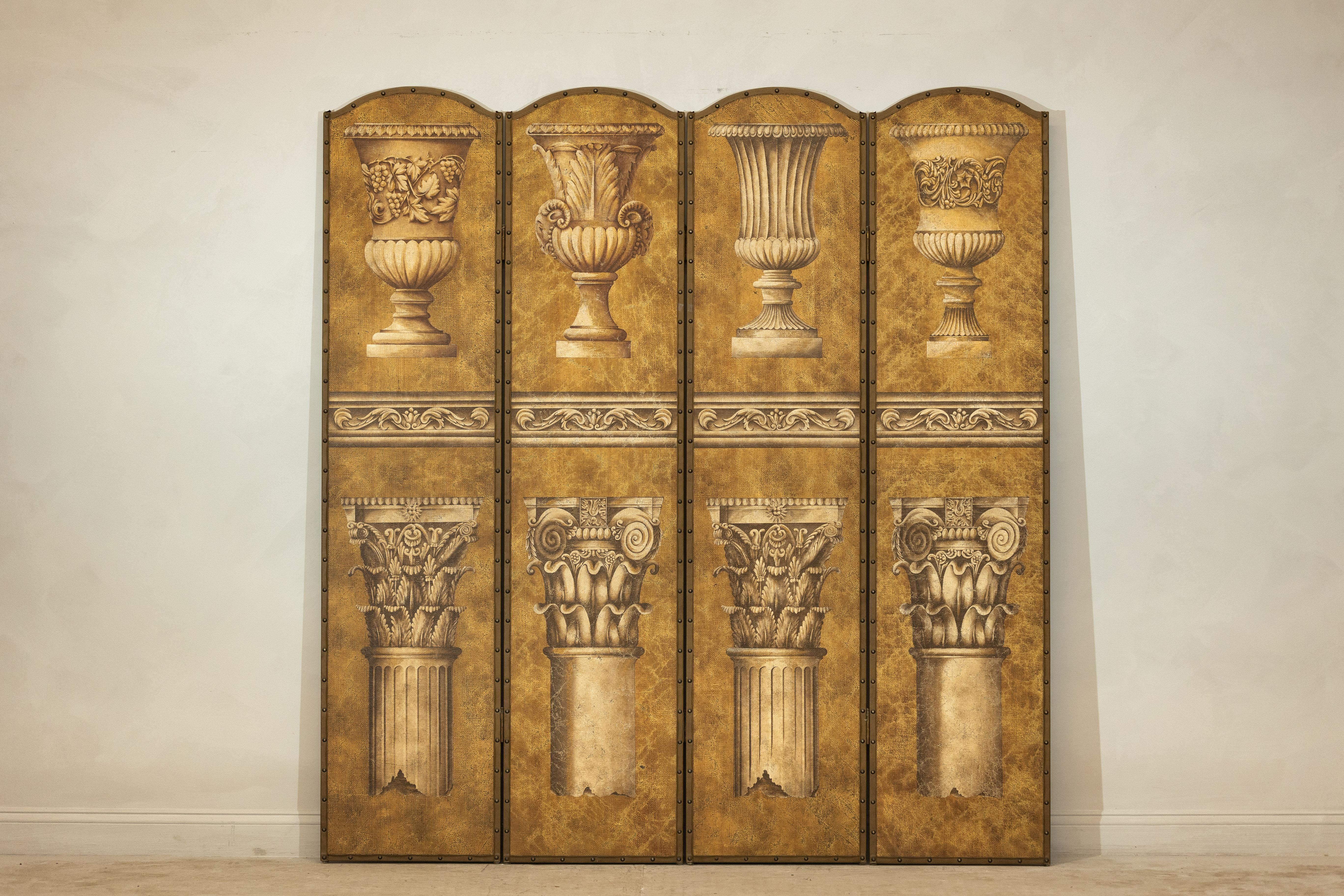 Immerso in un'eleganza classica, questo paravento pieghevole a quattro pannelli presenta un design architettonico a trompe-l'œil che conferisce profondità e arte a qualsiasi spazio. Ispirati all'ornamento rinascimentale e neoclassico, i suoi
