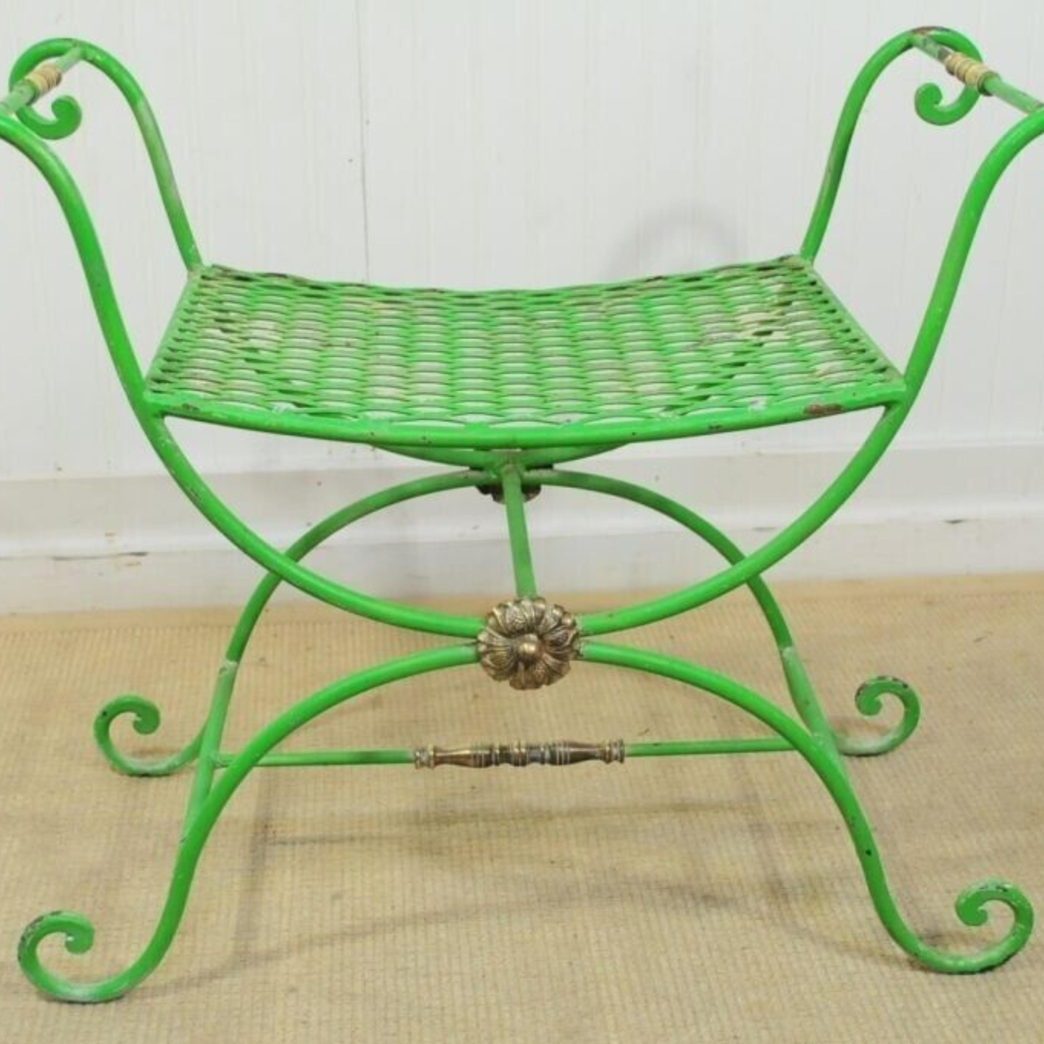 Tabouret de banc de style néoclassique vintage en fer forgé peint en vert et laiton Curule X en vente 4