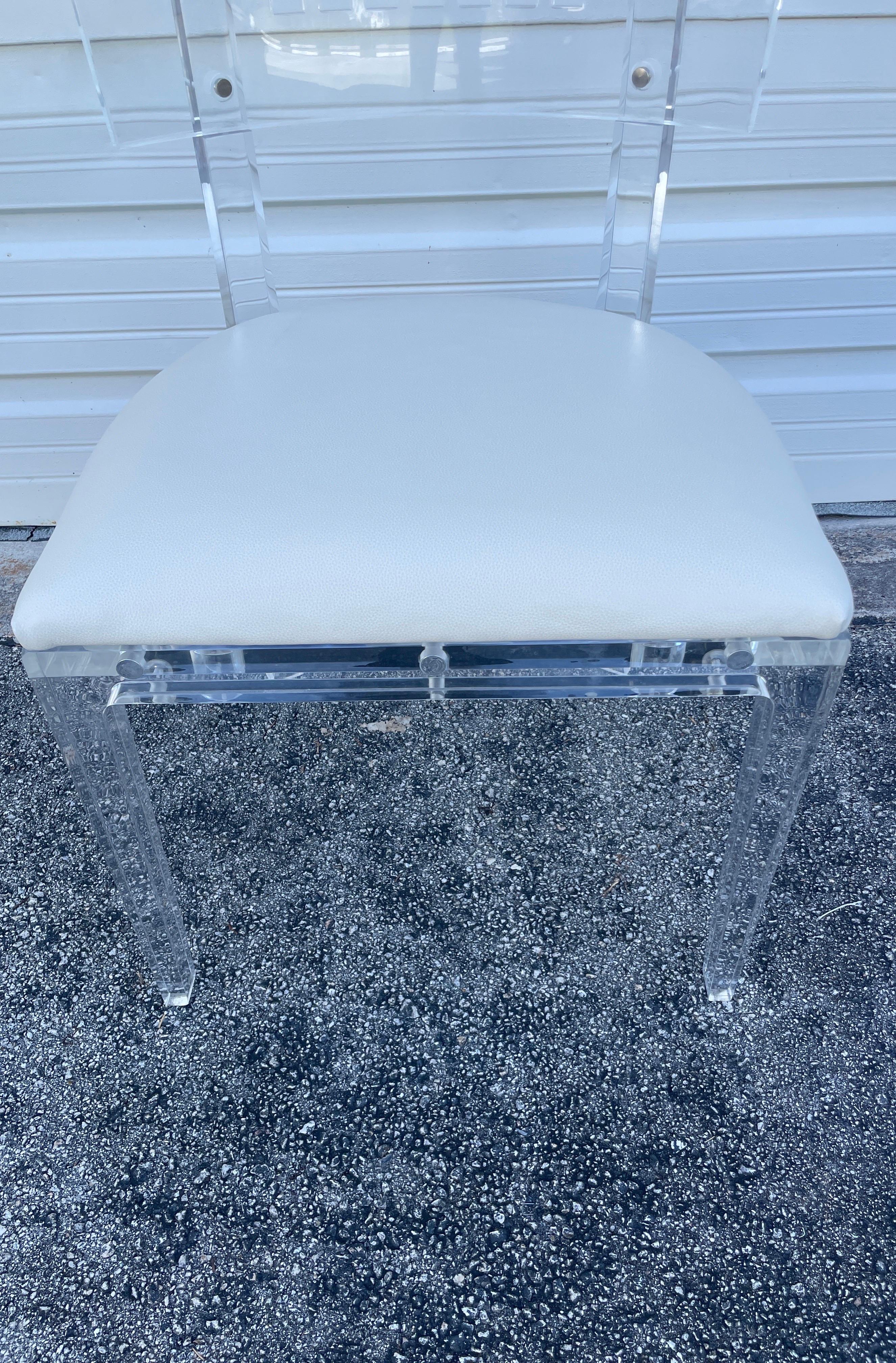 Sedia da scrivania o laterale in lucite in stile neoclassico vintage In condizioni buone in vendita a West Palm Beach, FL