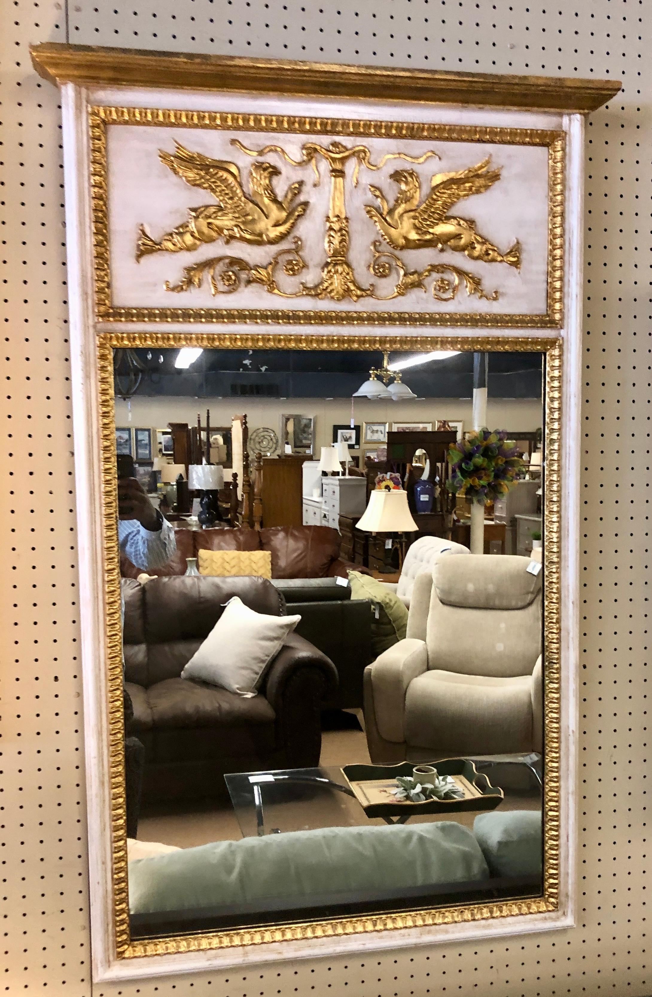 Vintage La Barge - Specchio dipinto e dorato in stile neoclassico. Cornice dipinta con decorazione in gesso applicata di grifoni in volo. 