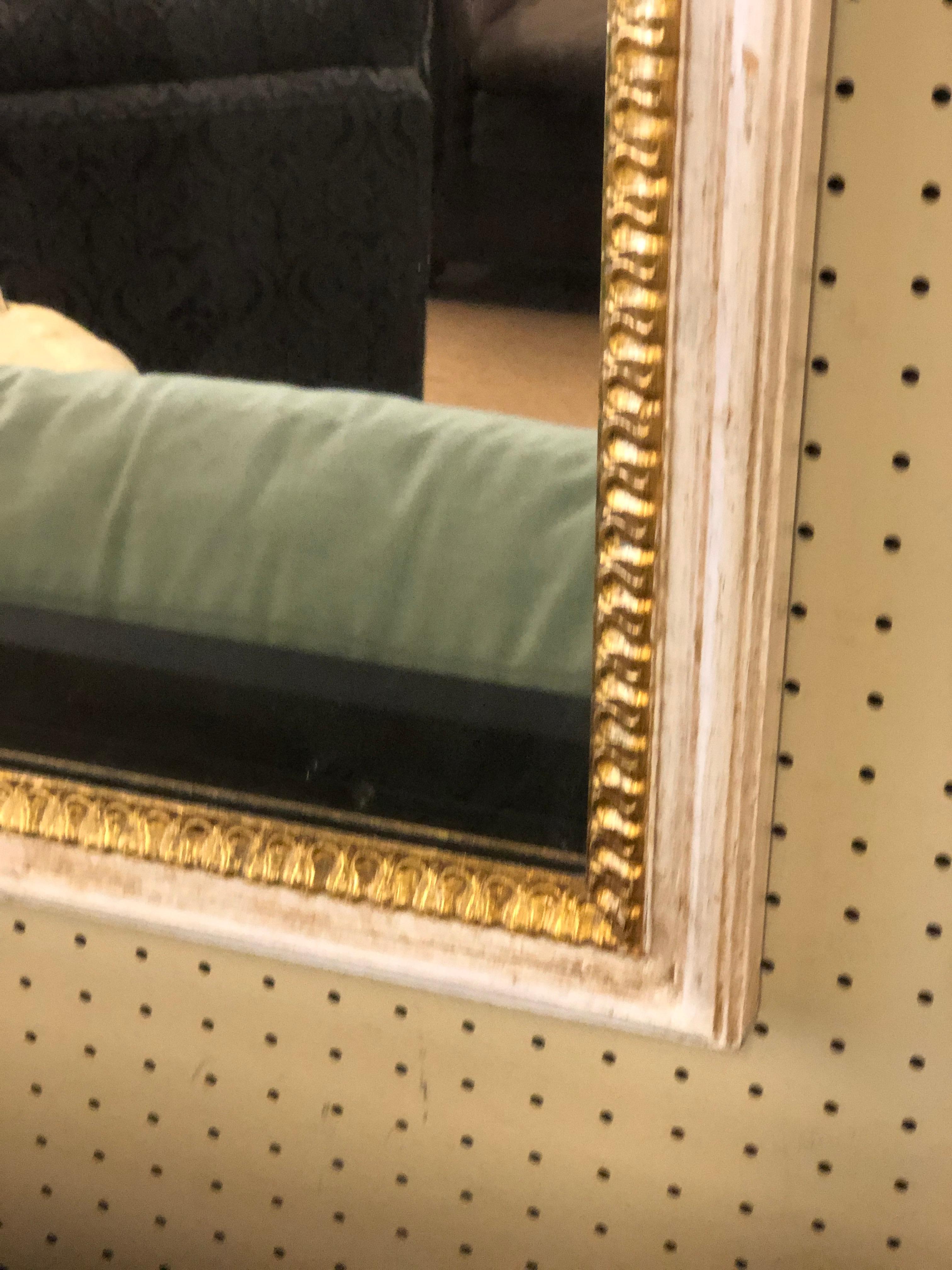 Americano Vintage La Barge, specchio dipinto e dorato in stile neoclassico in vendita