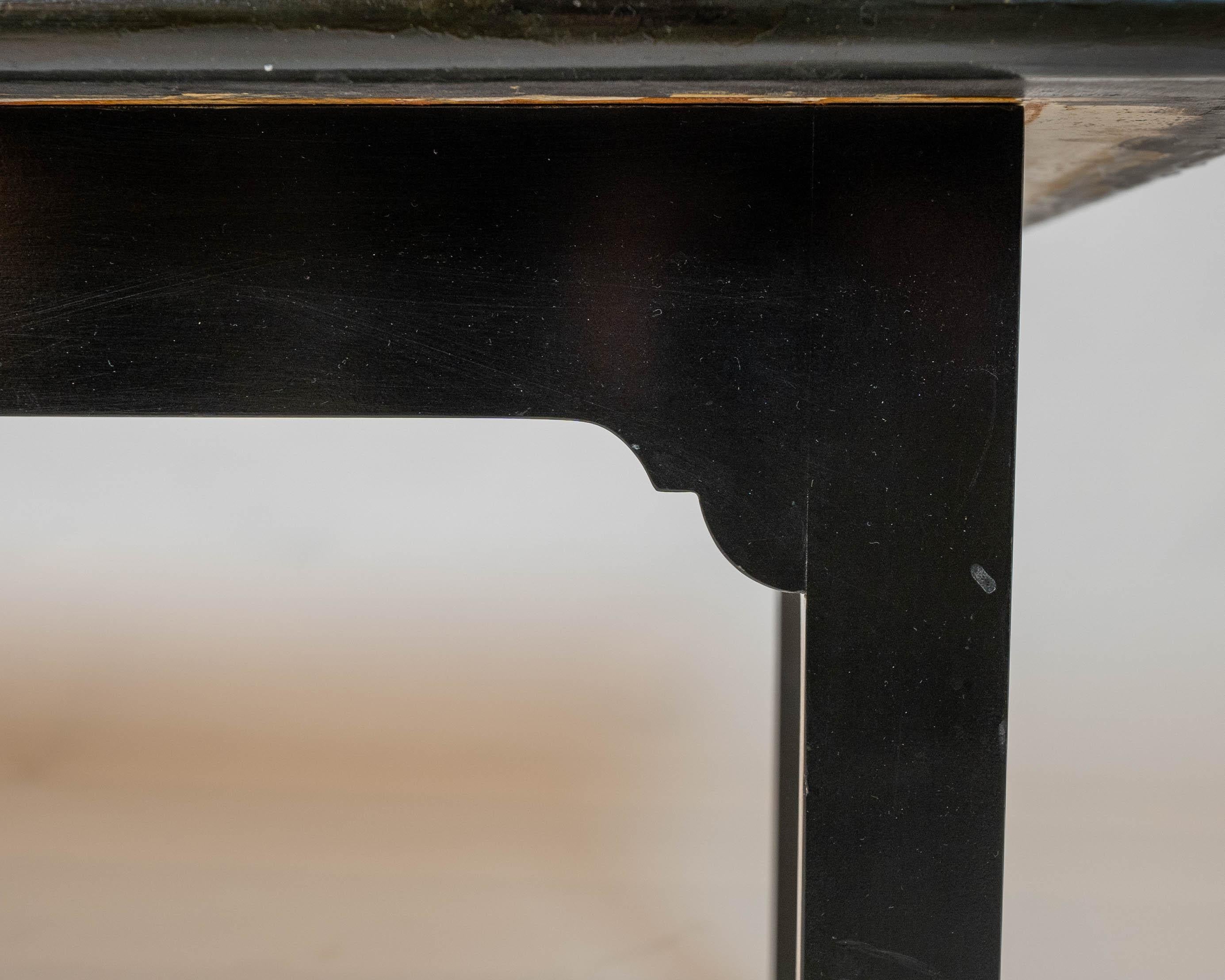 Tavolino da caffè in stile neoclassico, unico nel suo genere, con piano in ardesia dipinta impreziosito da un artista e semplice base nera. Firmato dall'artista.