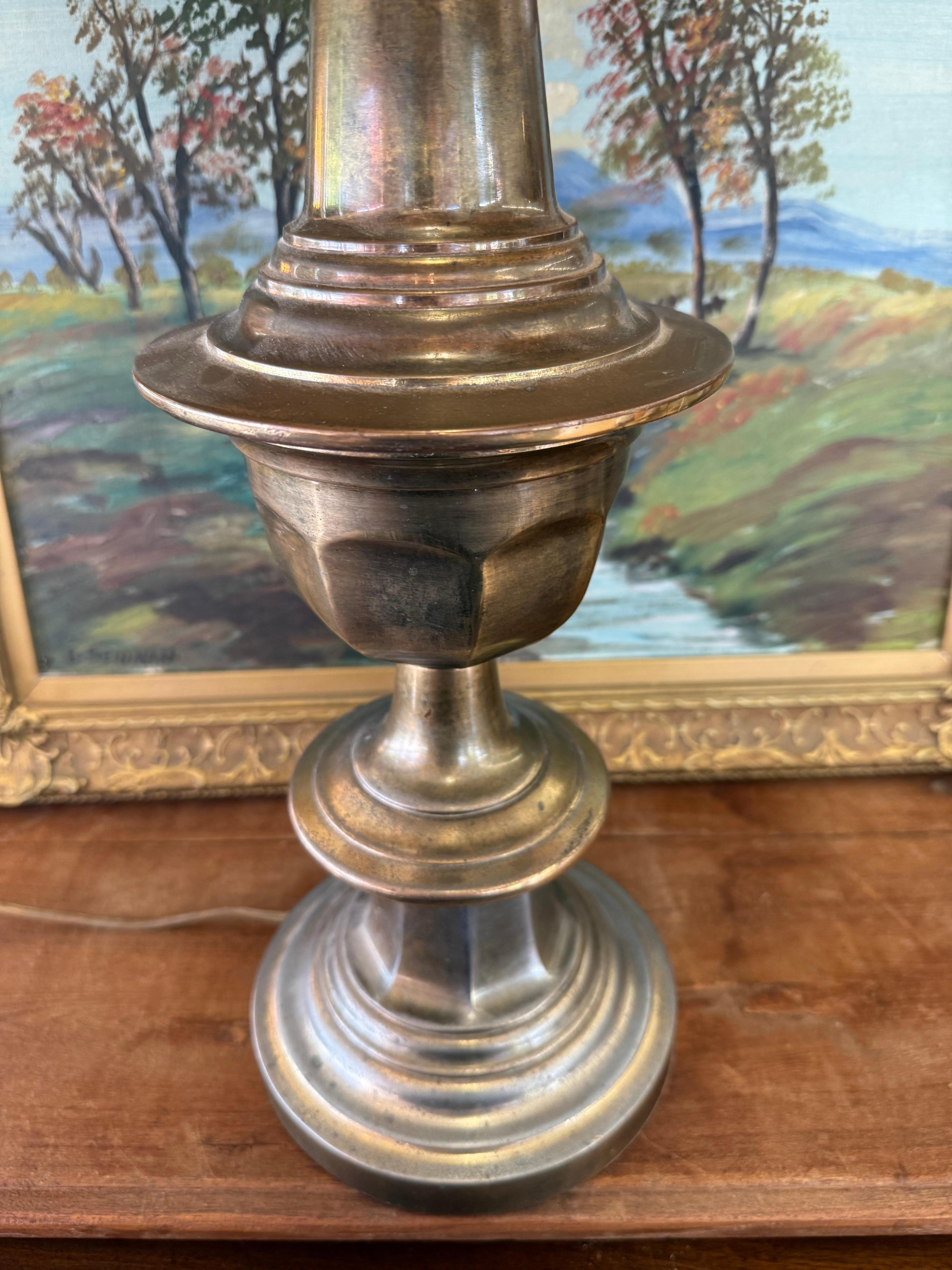 Vintage Neoclassical Style Table Lamp with Classic Urn Shape Base For Sale 3