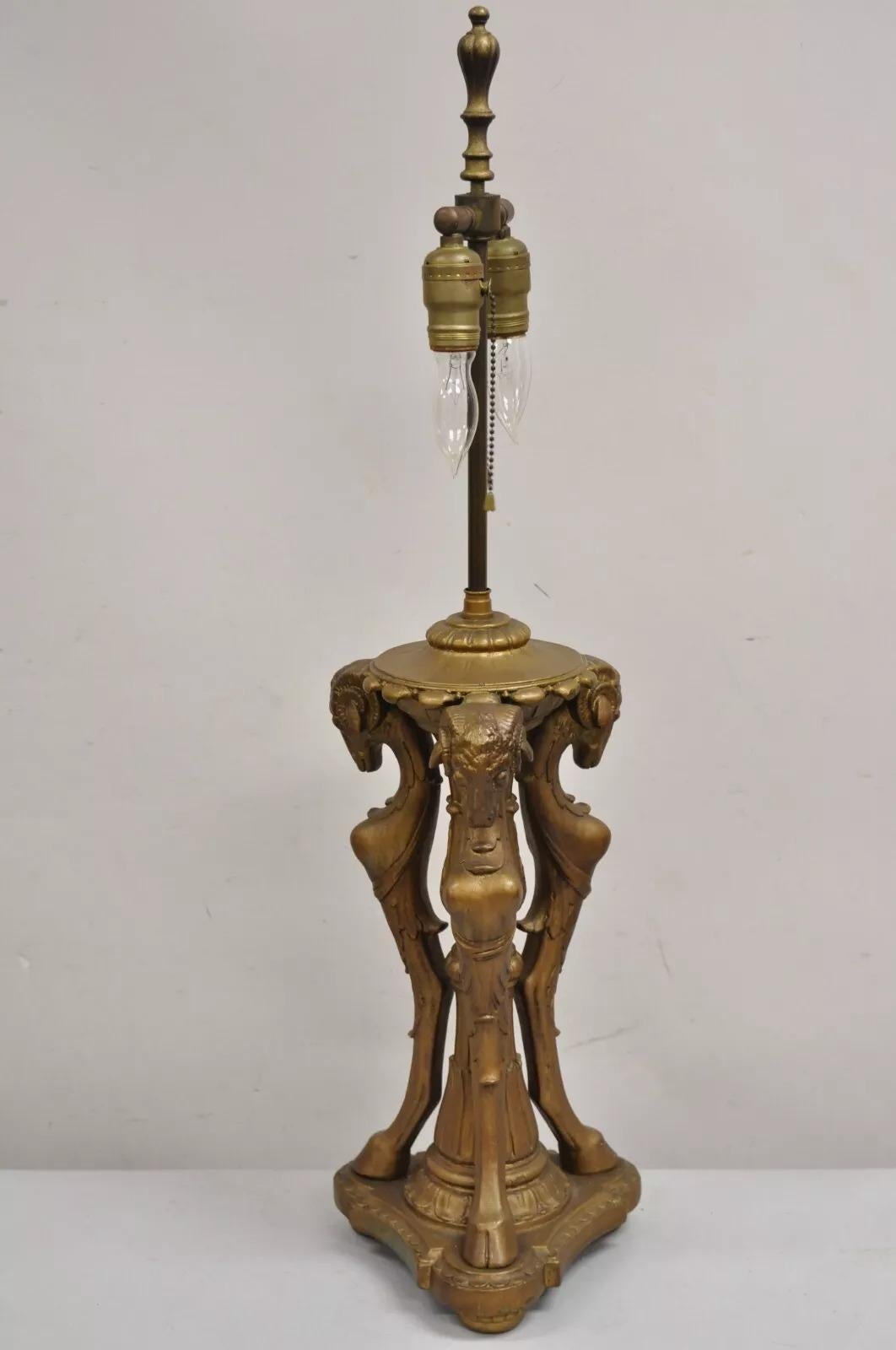 Lampada da tavolo d'epoca in stile neoclassico con triplo ariete e testa di capra rivestita d'oro in vendita 5