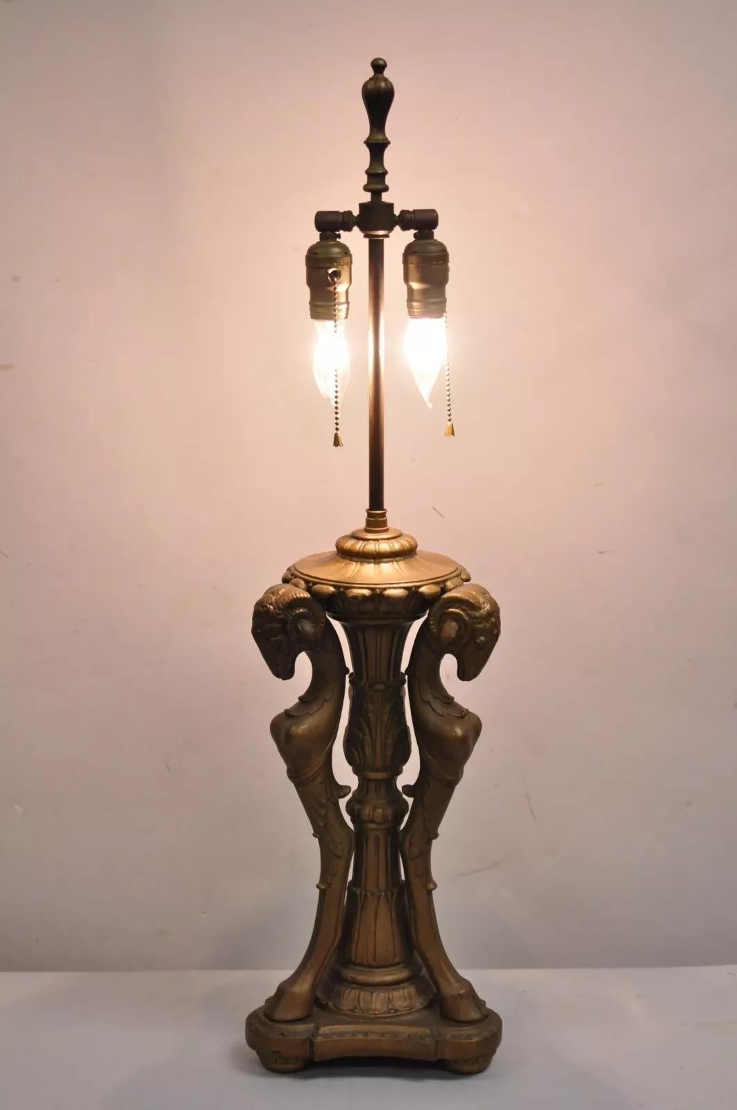 Lampada da tavolo d'epoca in stile neoclassico con tripla testa di capra rivestita d'oro. Circa all'inizio del XX secolo. Misure: 34