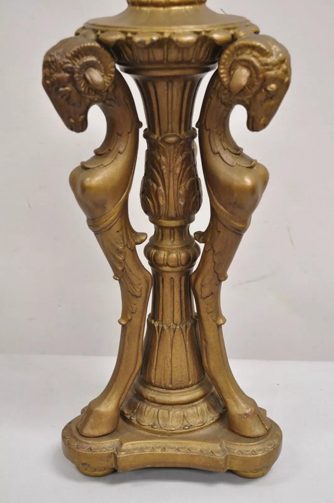 Neoclassico Lampada da tavolo d'epoca in stile neoclassico con triplo ariete e testa di capra rivestita d'oro in vendita
