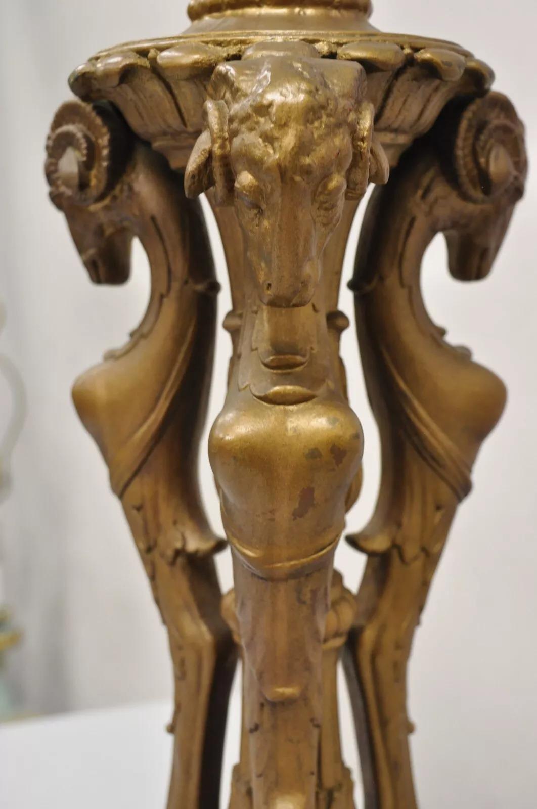 Sconosciuto Lampada da tavolo d'epoca in stile neoclassico con triplo ariete e testa di capra rivestita d'oro in vendita
