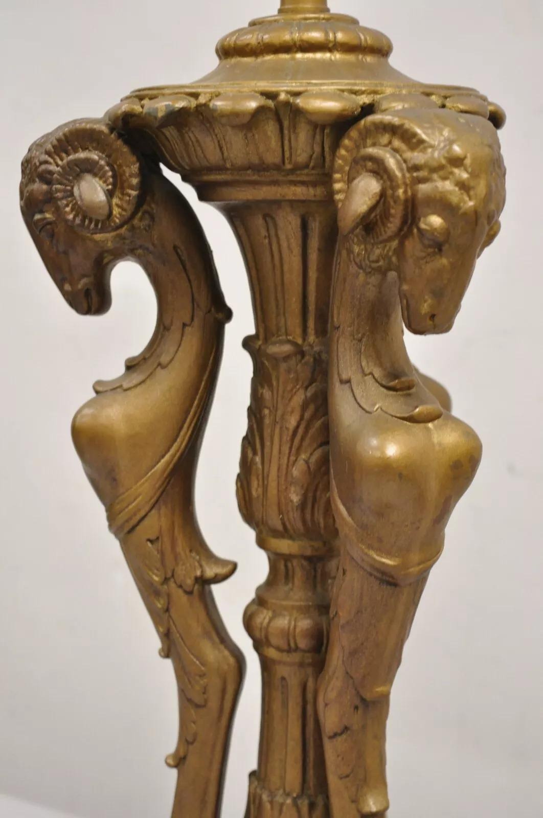 Lampada da tavolo d'epoca in stile neoclassico con triplo ariete e testa di capra rivestita d'oro In condizioni buone in vendita a Philadelphia, PA
