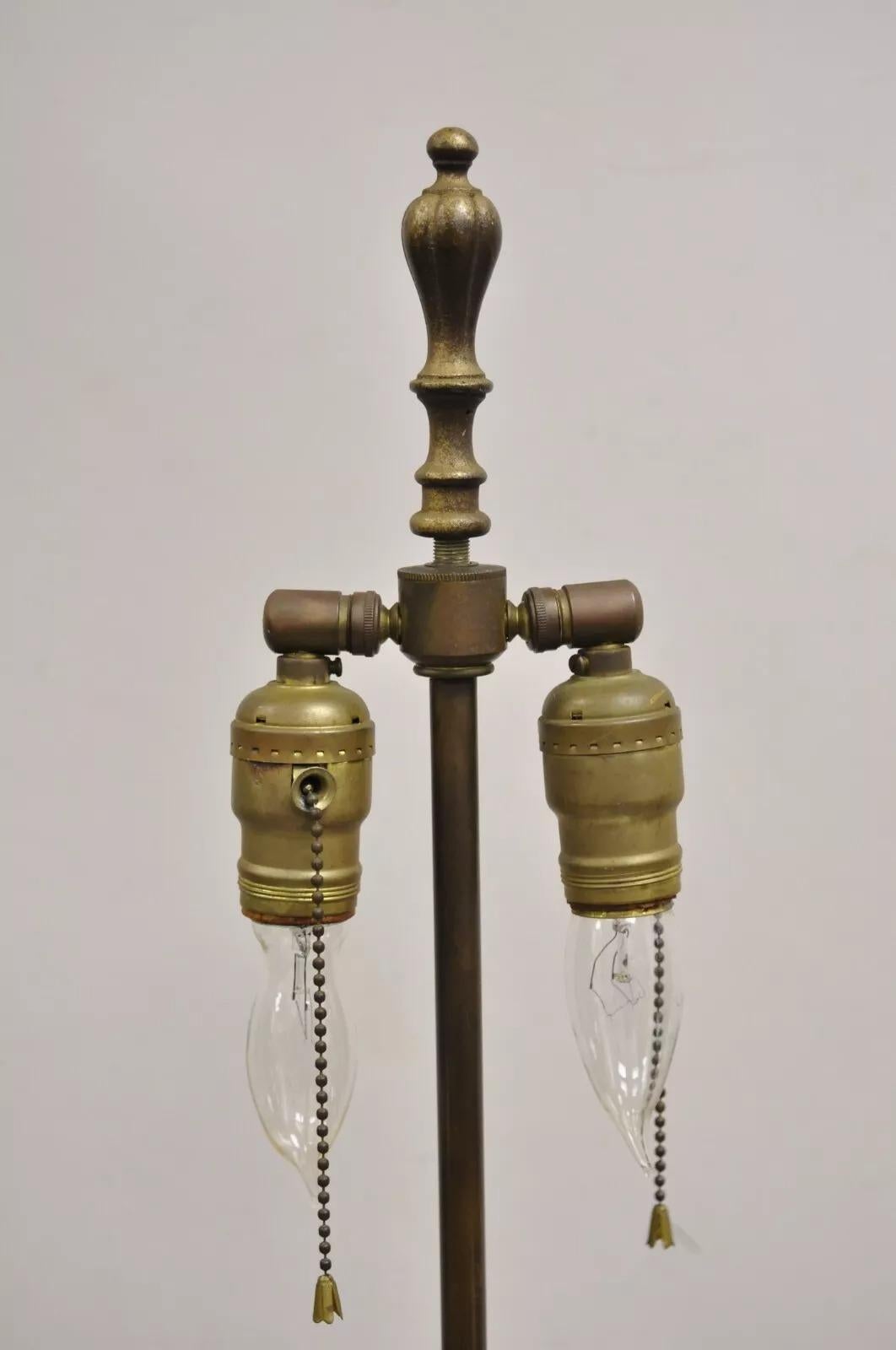 XX secolo Lampada da tavolo d'epoca in stile neoclassico con triplo ariete e testa di capra rivestita d'oro in vendita