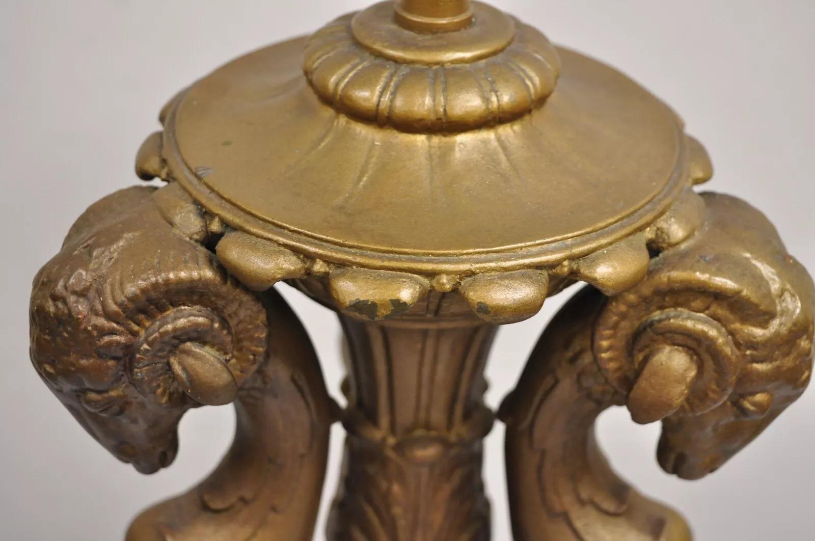 Metallo Lampada da tavolo d'epoca in stile neoclassico con triplo ariete e testa di capra rivestita d'oro in vendita