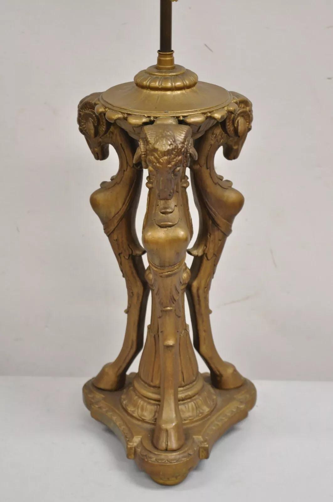 Lampada da tavolo d'epoca in stile neoclassico con triplo ariete e testa di capra rivestita d'oro in vendita 2