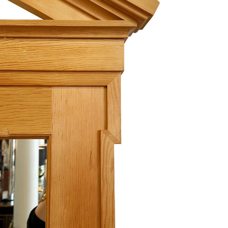 Precioso espejo de estilo neoclásico en madera con frontón roto.  La veta de la madera es preciosa y el espejo está en muy buen estado.  Puede utilizarse tal cual, o podría pintarse si se desea.  ten en cuenta dos pequeños rasguños en la madera de