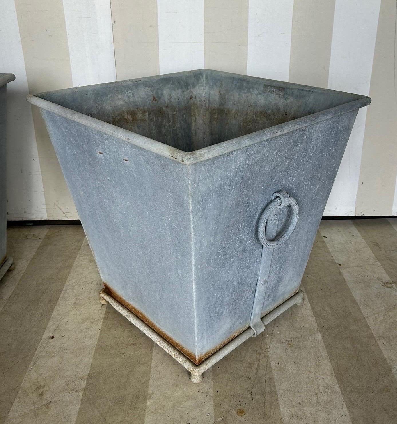 Maceteros de zinc de estilo neoclásico vintage con asas de anilla. La ligera oxidación añade pátina. Estructuralmente sólido. 4 Disponible en el momento de la publicación. 