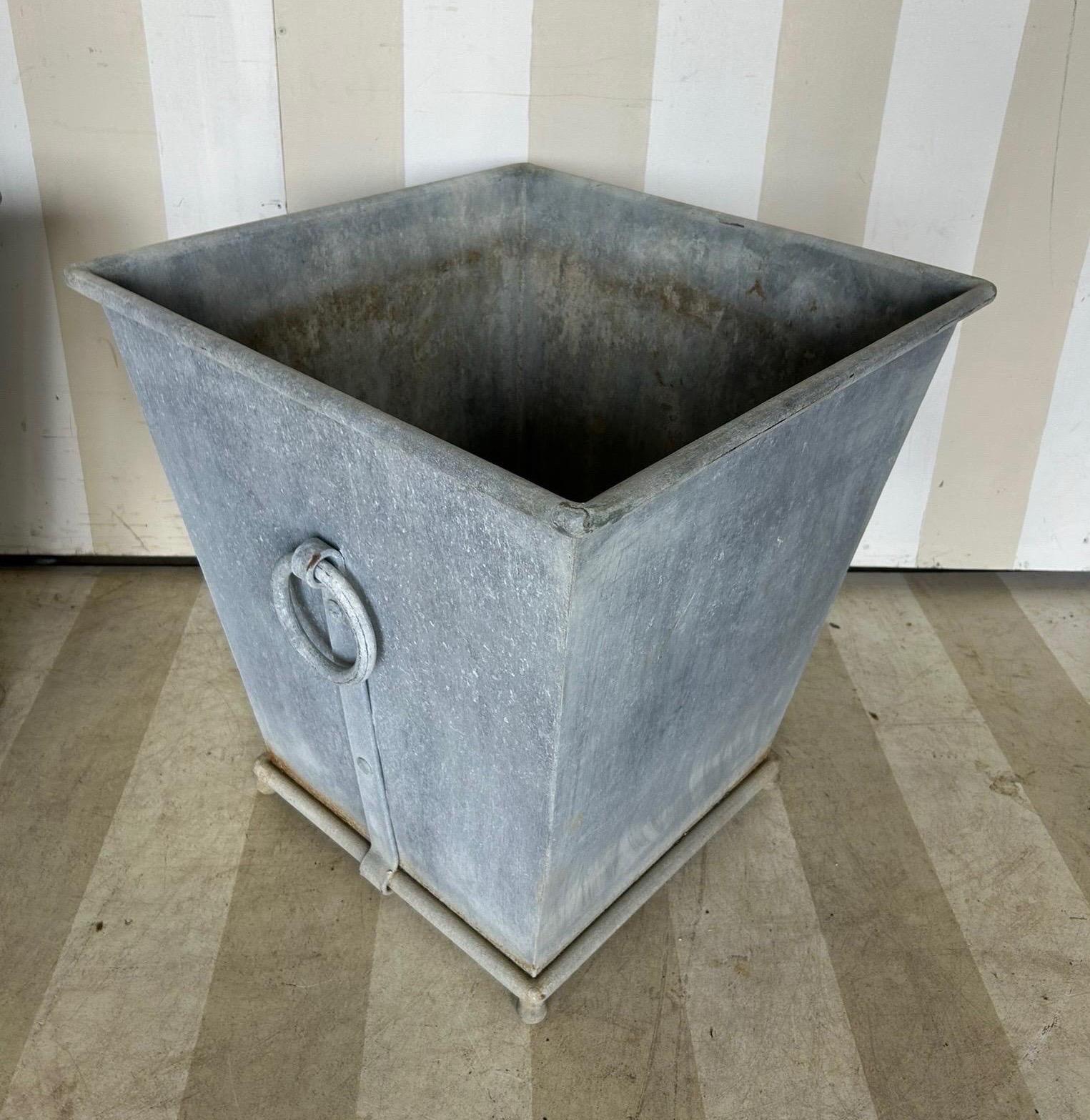 Maceteros de Zinc Estilo Neoclásico Vintage, 4 Disponibles en Bueno estado para la venta en Richmond, VA