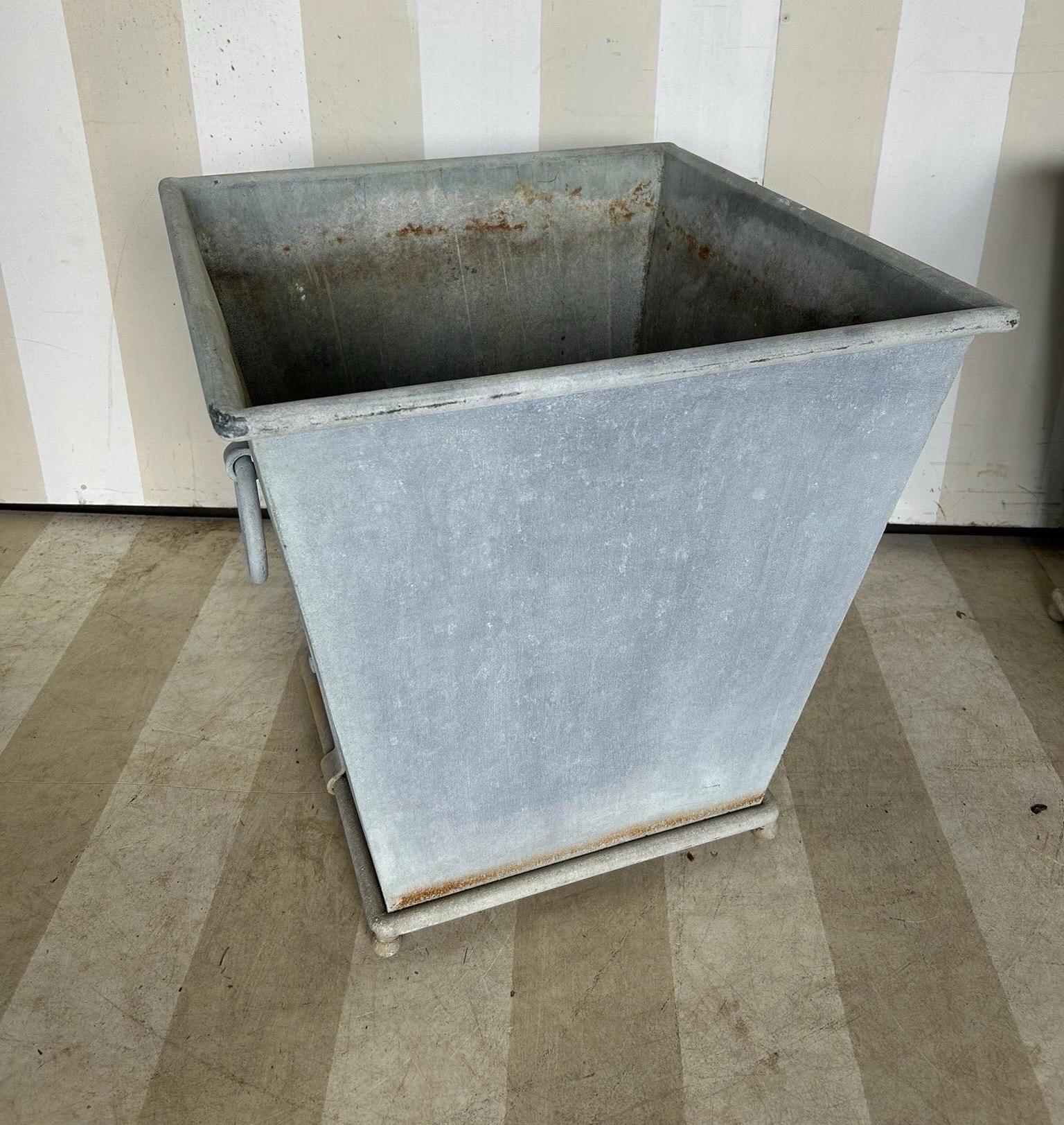 Maceteros de Zinc Estilo Neoclásico Vintage, 4 Disponibles siglo XX en venta