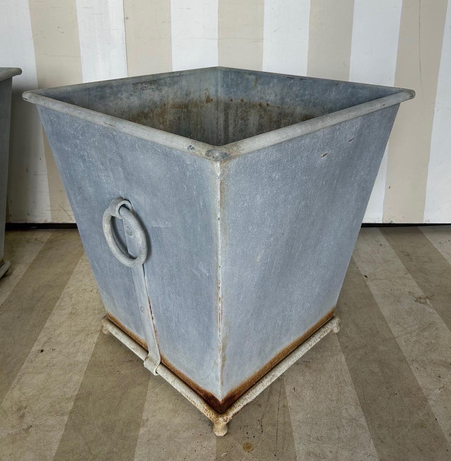 Maceteros de Zinc Estilo Neoclásico Vintage, 4 Disponibles en venta 1