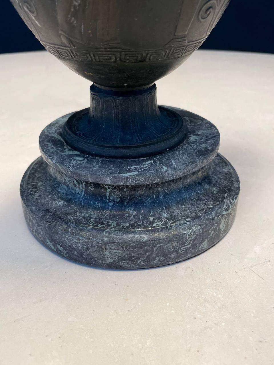 Lampe de table néoclassique en forme d'urne en vente 3