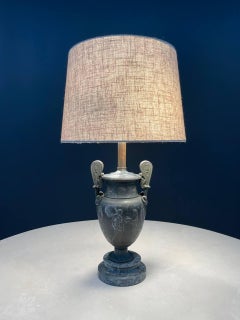 Lampada da tavolo a forma di urna in stile neoclassico vintage