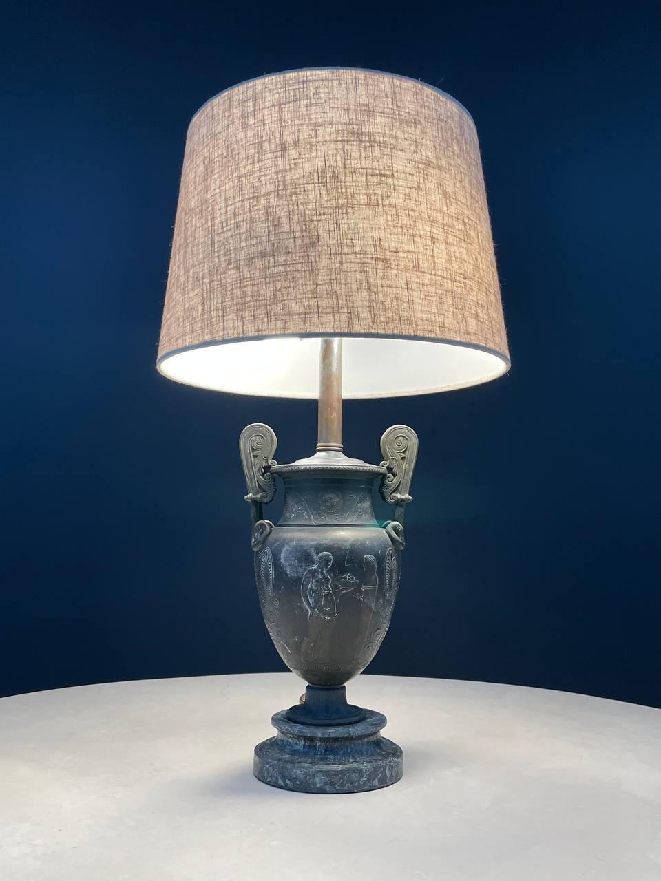 Néoclassique Lampe de table néoclassique en forme d'urne en vente