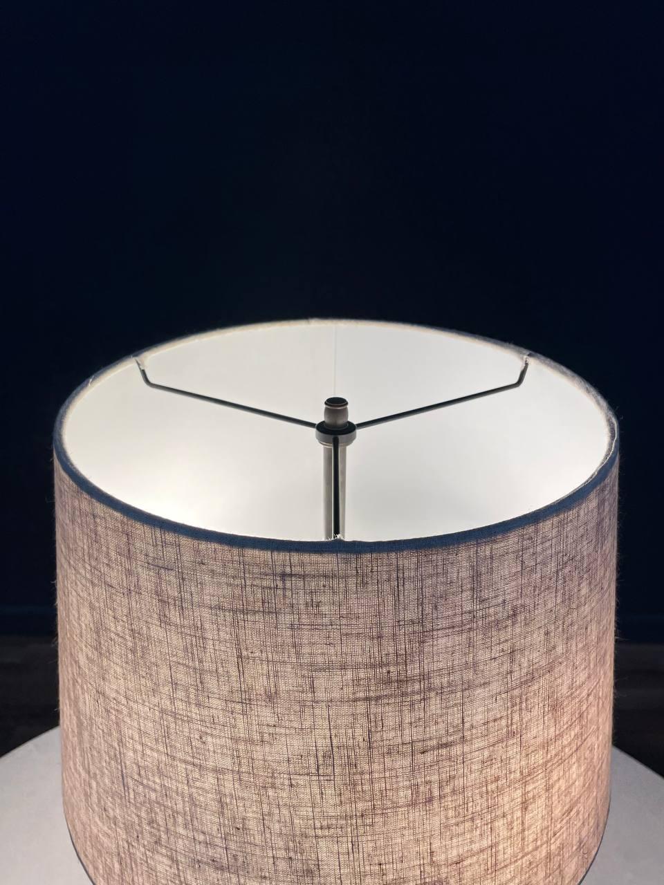 Américain Lampe de table néoclassique en forme d'urne en vente