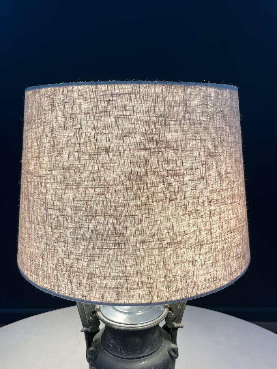 Lampe de table néoclassique en forme d'urne Bon état - En vente à Los Angeles, CA