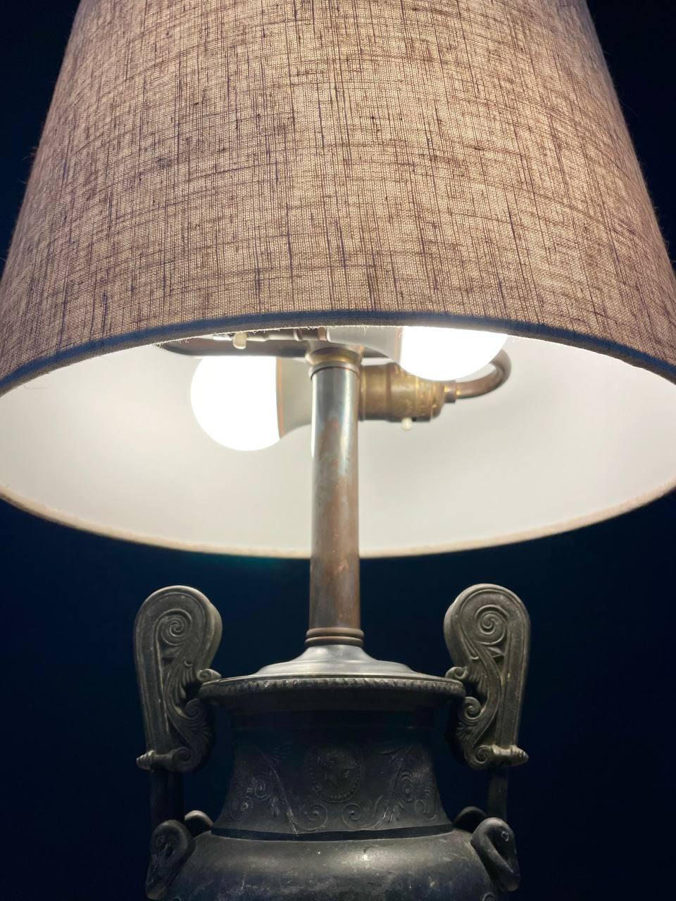 Milieu du XXe siècle Lampe de table néoclassique en forme d'urne en vente