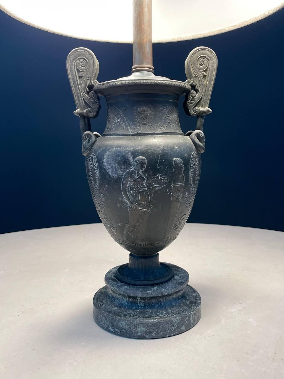 Métal Lampe de table néoclassique en forme d'urne en vente