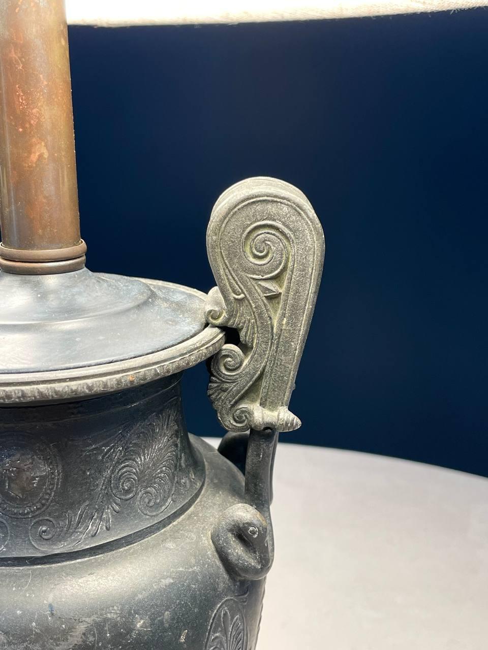 Lampe de table néoclassique en forme d'urne en vente 2