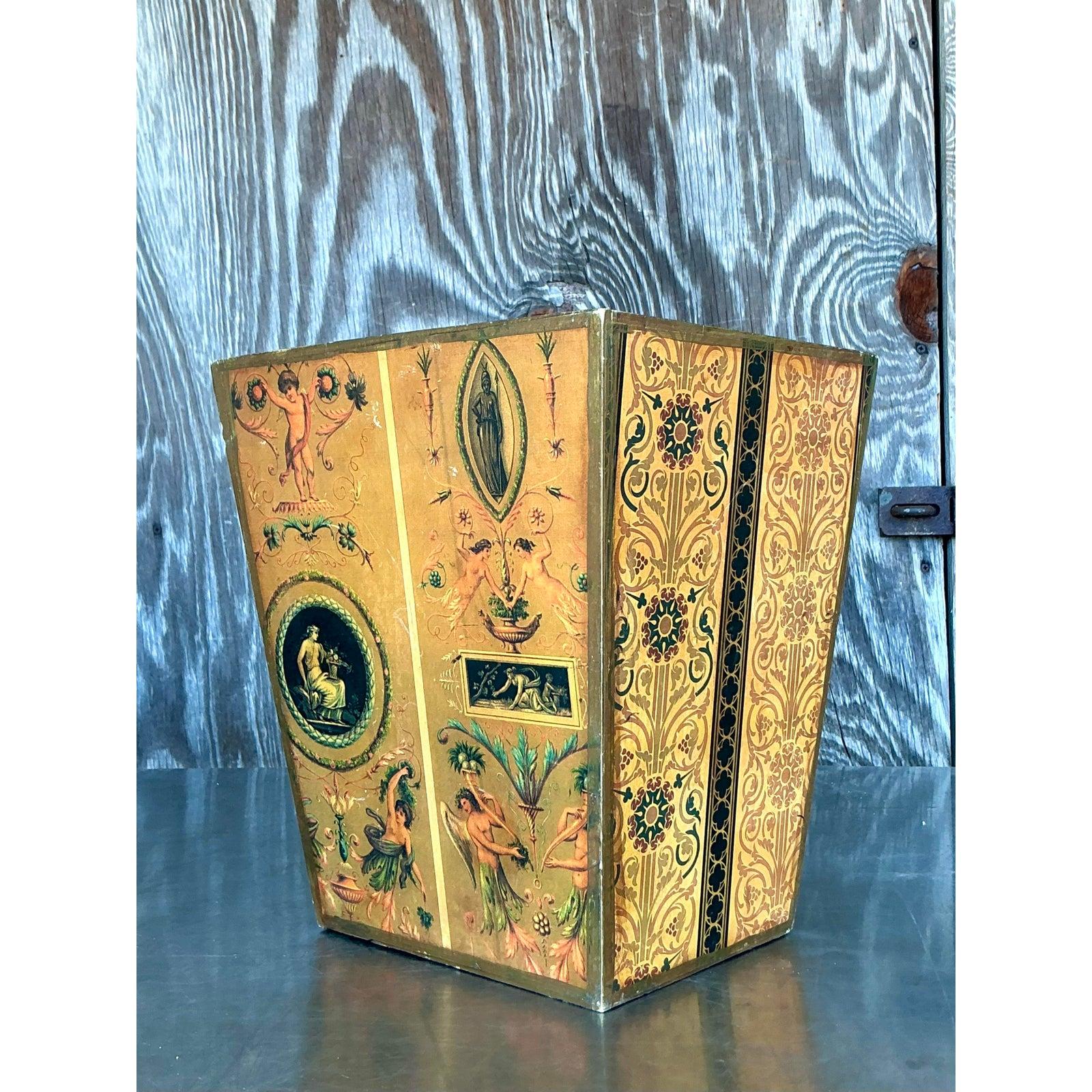 Aggiungi un tocco di eleganza senza tempo al tuo spazio con questo cestino per la carta straccia Vintage Neoclassico. Questo affascinante pezzo presenta una classica forma affusolata ornata da motivi neoclassici splendidamente resi, tra cui figure