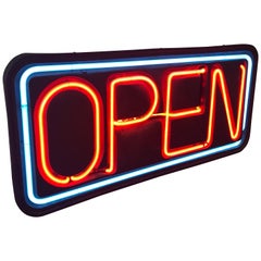 Vieux panneau néon "Open" (ouvert)
