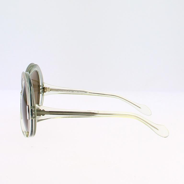 Discover the NEOSTYLE Sunart 755 sunglasses, an iconic oversized vintage model from the 1970s, symbolizing an era where boldness and elegance went hand in hand. Crafted from acetate and metal, this frame gracefully combines translucent lines with