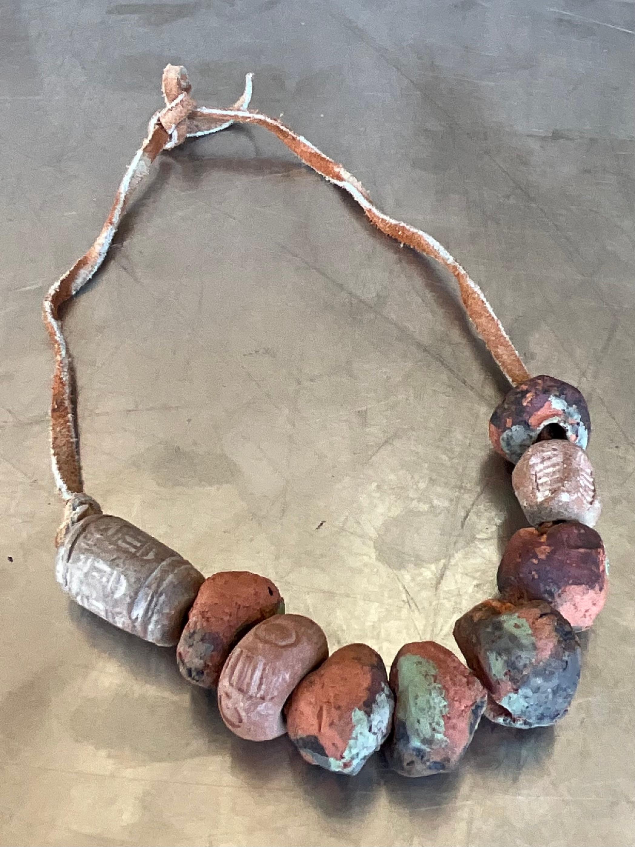 Collana di perline in terracotta nepalese vintage in vendita 6