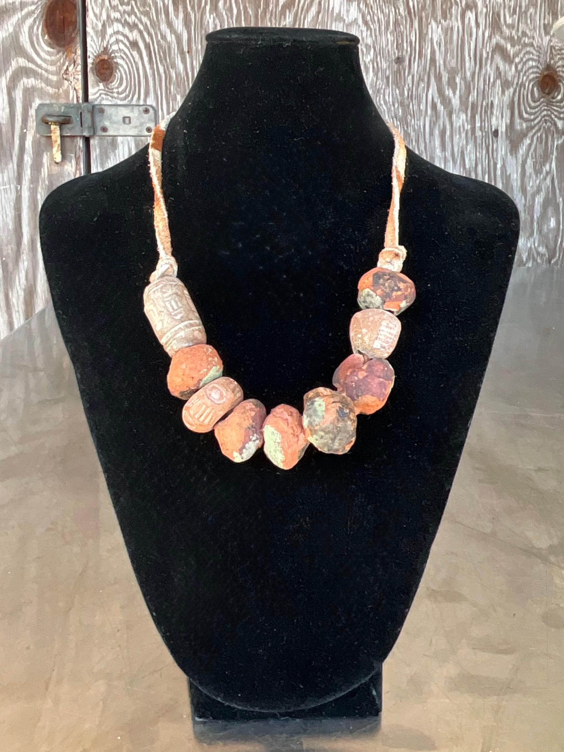 Collana di perline in terracotta nepalese vintage In condizioni buone in vendita a West Palm Beach, FL
