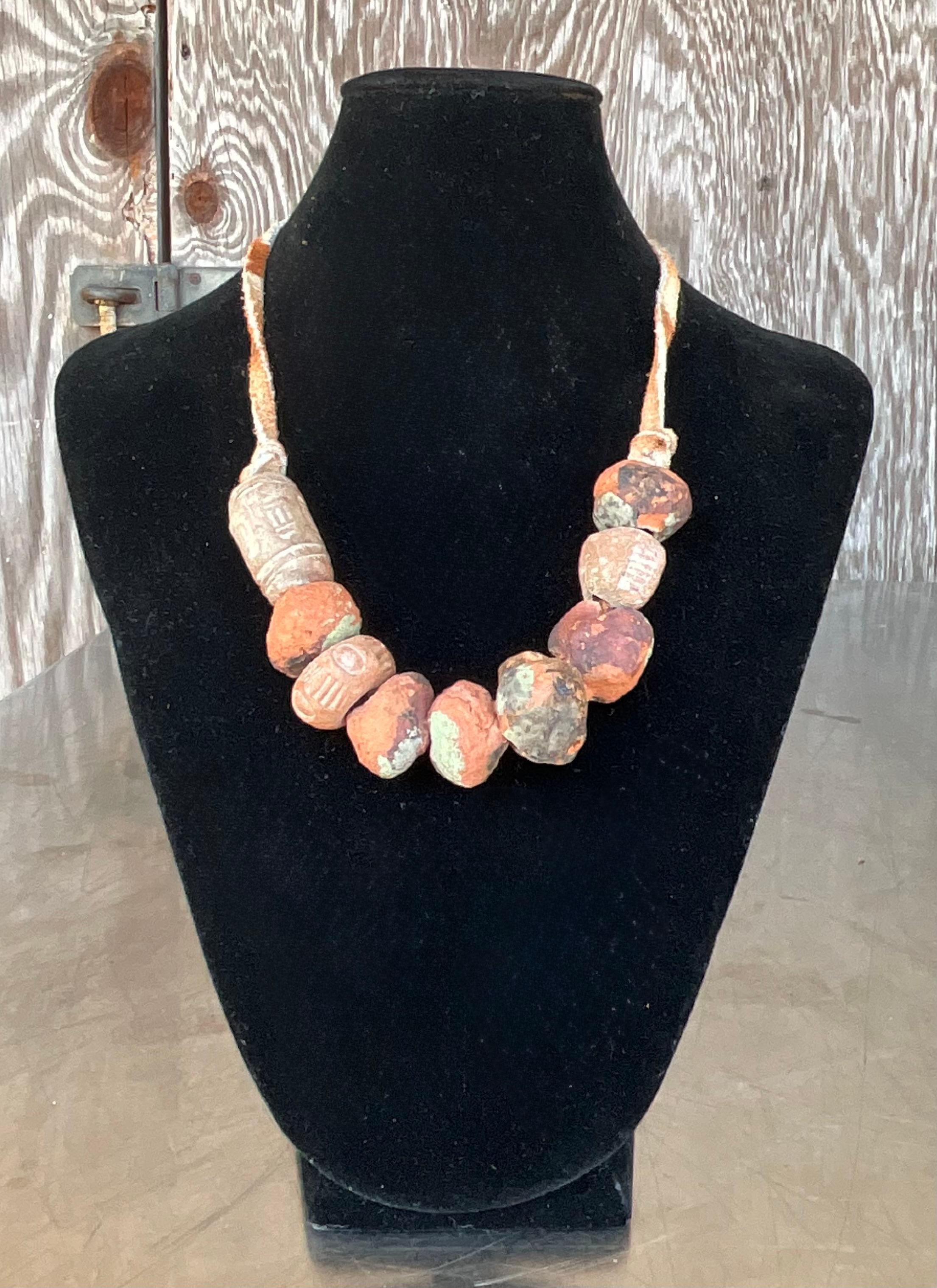 Collana di perline in terracotta nepalese vintage in vendita 1