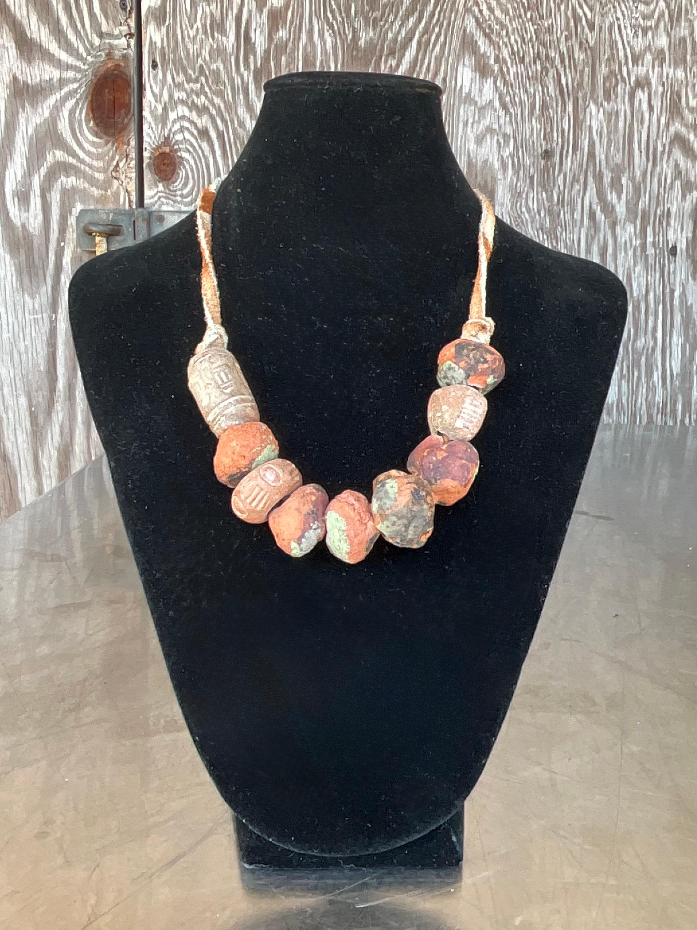 Collana di perline in terracotta nepalese vintage in vendita 2