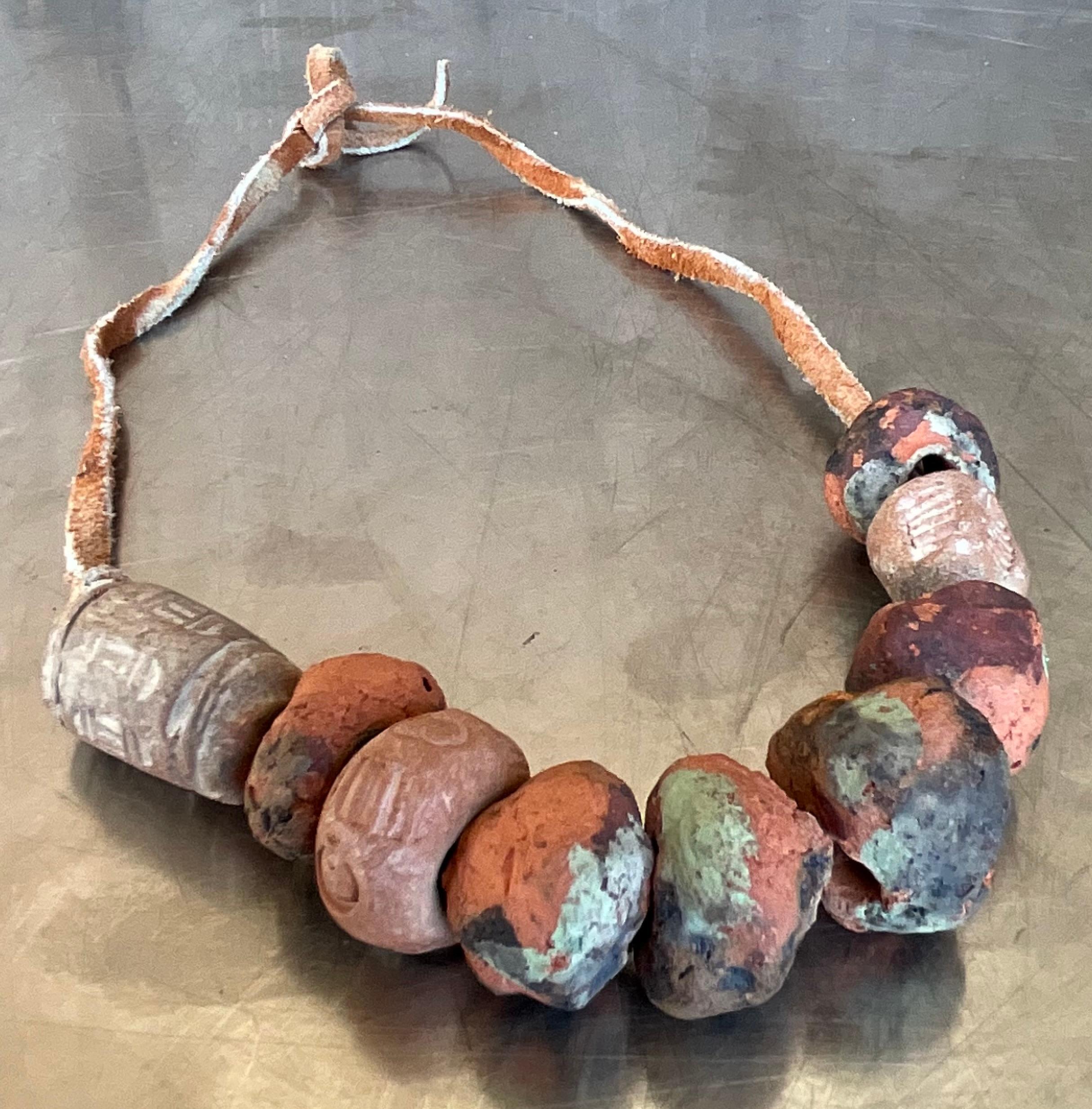 Collana di perline in terracotta nepalese vintage in vendita 5