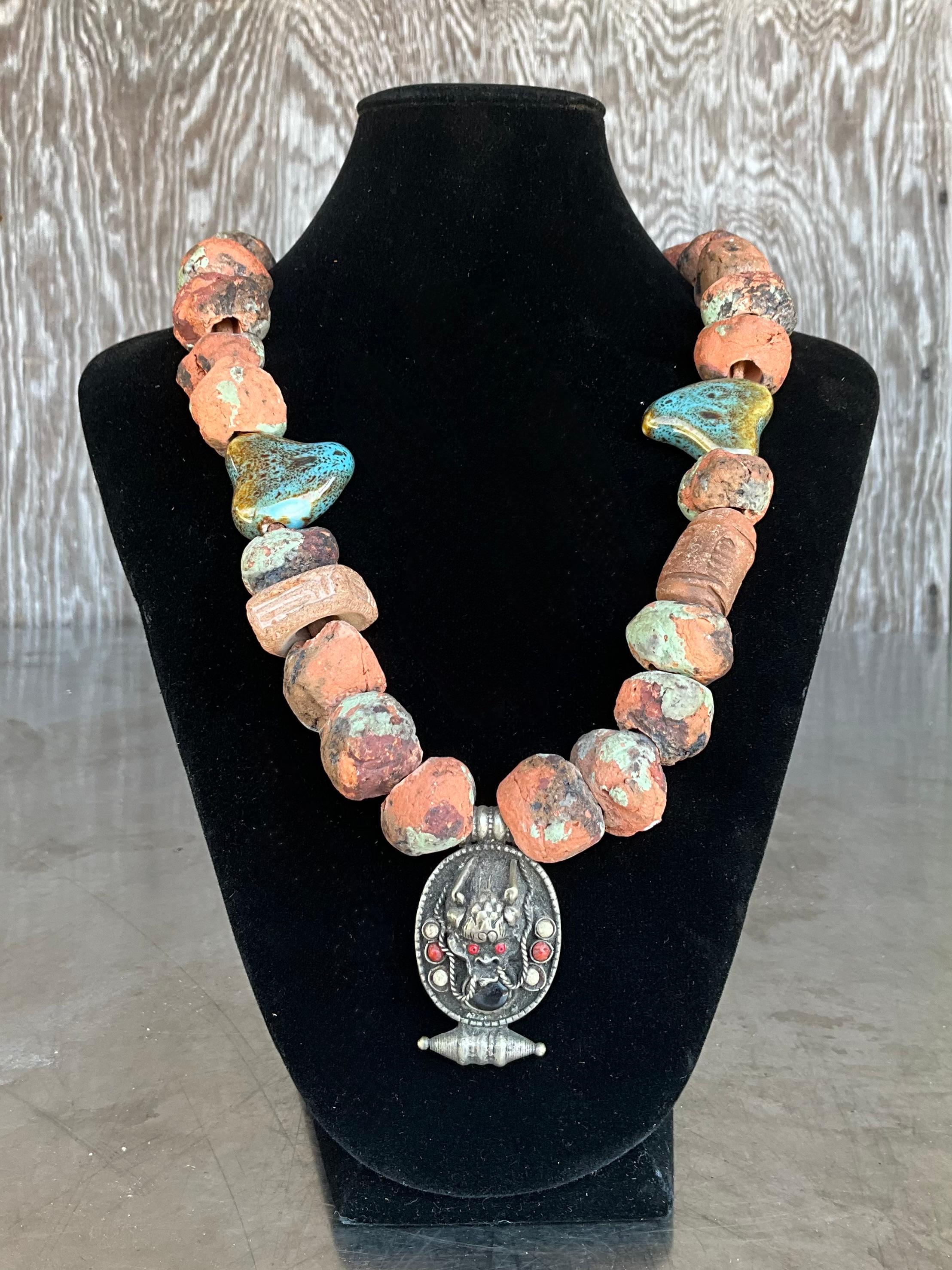 Collana di perline in terracotta nepalese vintage con ciondolo tibetano In condizioni buone in vendita a West Palm Beach, FL
